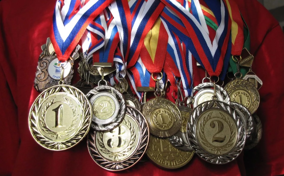 Sporting medals. Медали спортивные. Много медалей. Медаль спорт. Спортивные награды.